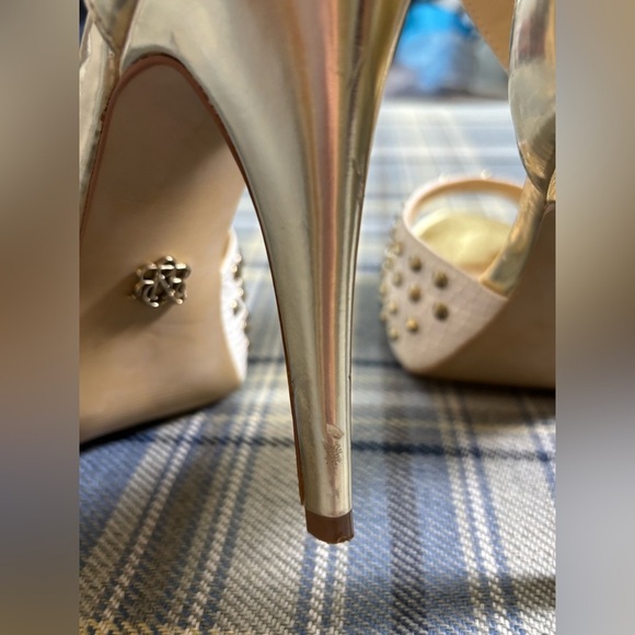 Rock & Republic - 'KURT White' Heels White & Gold Studded Rivets - Picture 5 of 7